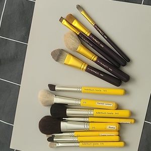 Travel makeup brushes
